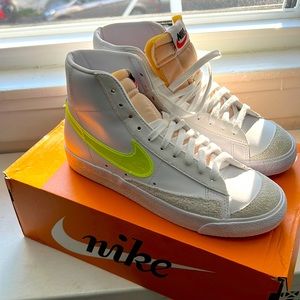 WOMENS NIKE BLAZER MID ‘77 ESS